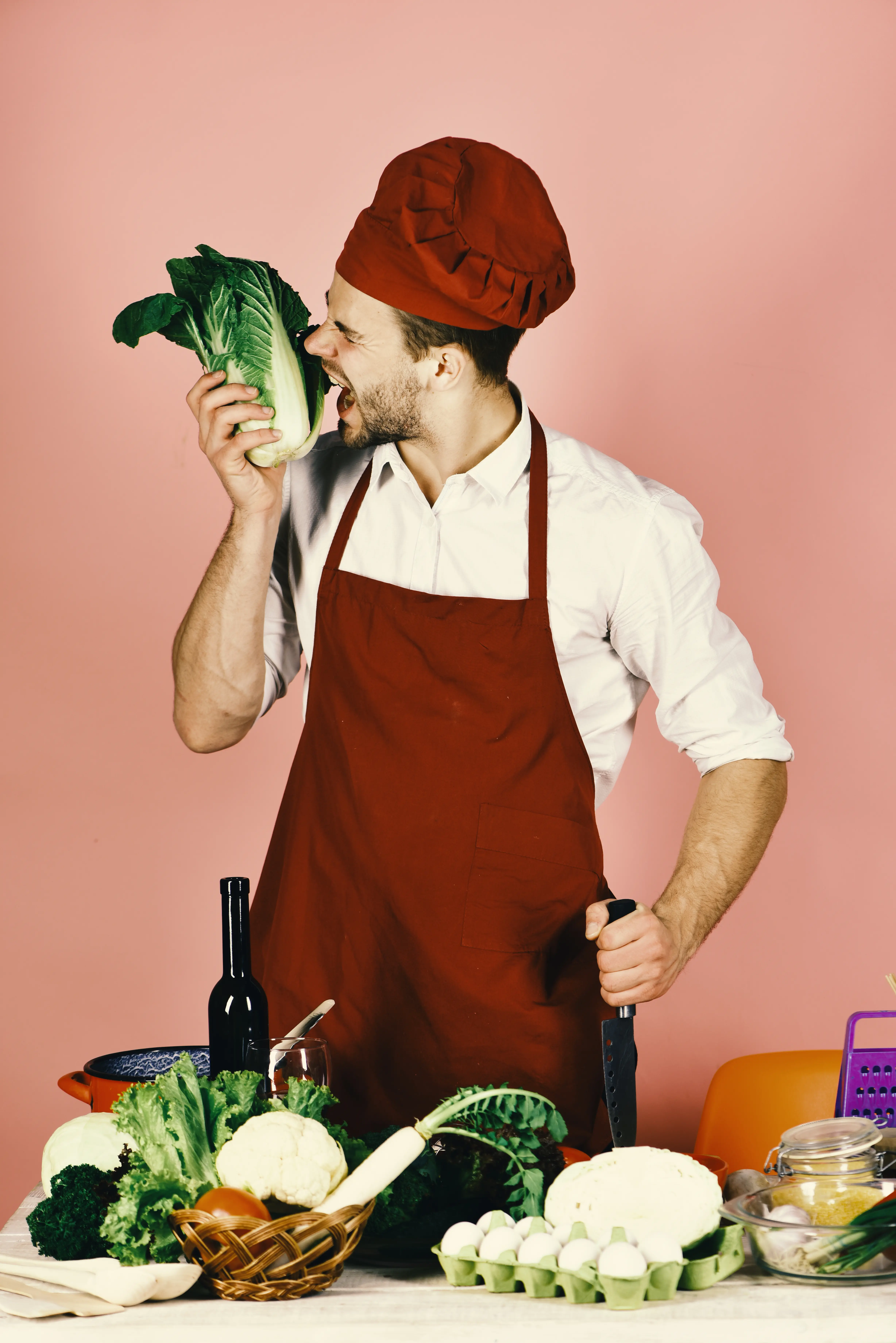 Image humoristique montrant un chef cuisinier qui croque dans des légumes