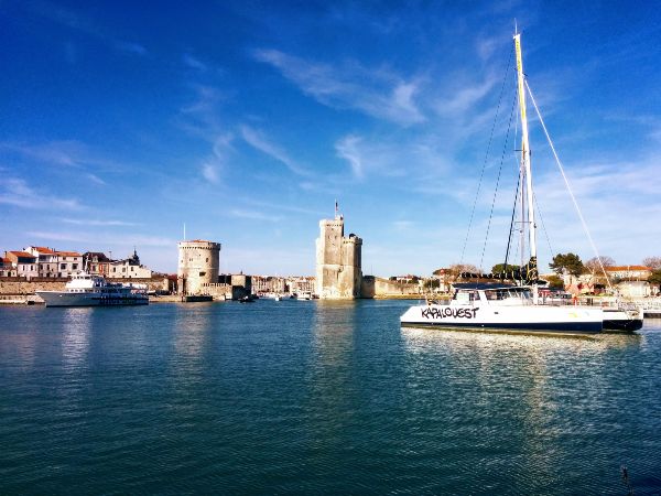 Catamaran dans le chenal La Rochelle